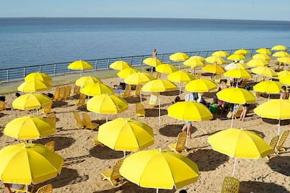 Sombrilla y arena en la ciudad
