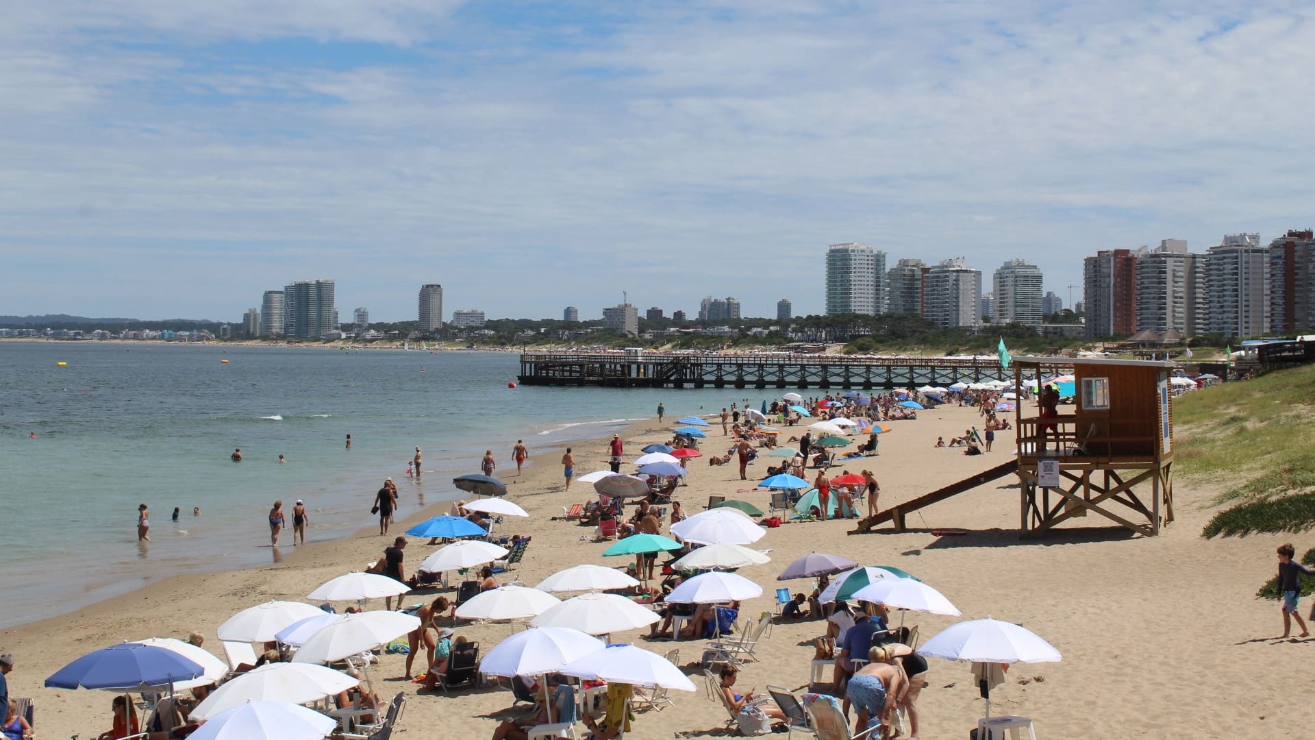 Sombrillas en la playa Mansa de Punta del Este