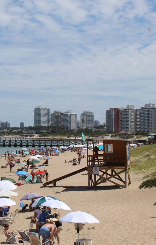 Sombrillas en la playa Mansa de Punta del Este