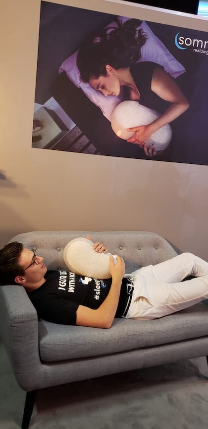 Somnox, un almohadón motorizado que te ayuda a dormir mejor