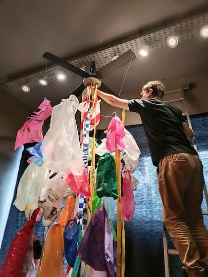 ¿Somos conscientes de cuánto plástico hay en nuestras casas? La pregunta es la antesala de Plasticeno, la intervención de la joyera contemporánea Laura Leyt en el local de arte y antigüedades Deyá (Arenales 1143)