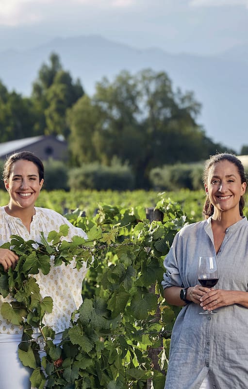 "Somos un equipo": Sofía y Lucila Pescarmona en la bodega Lagarde.