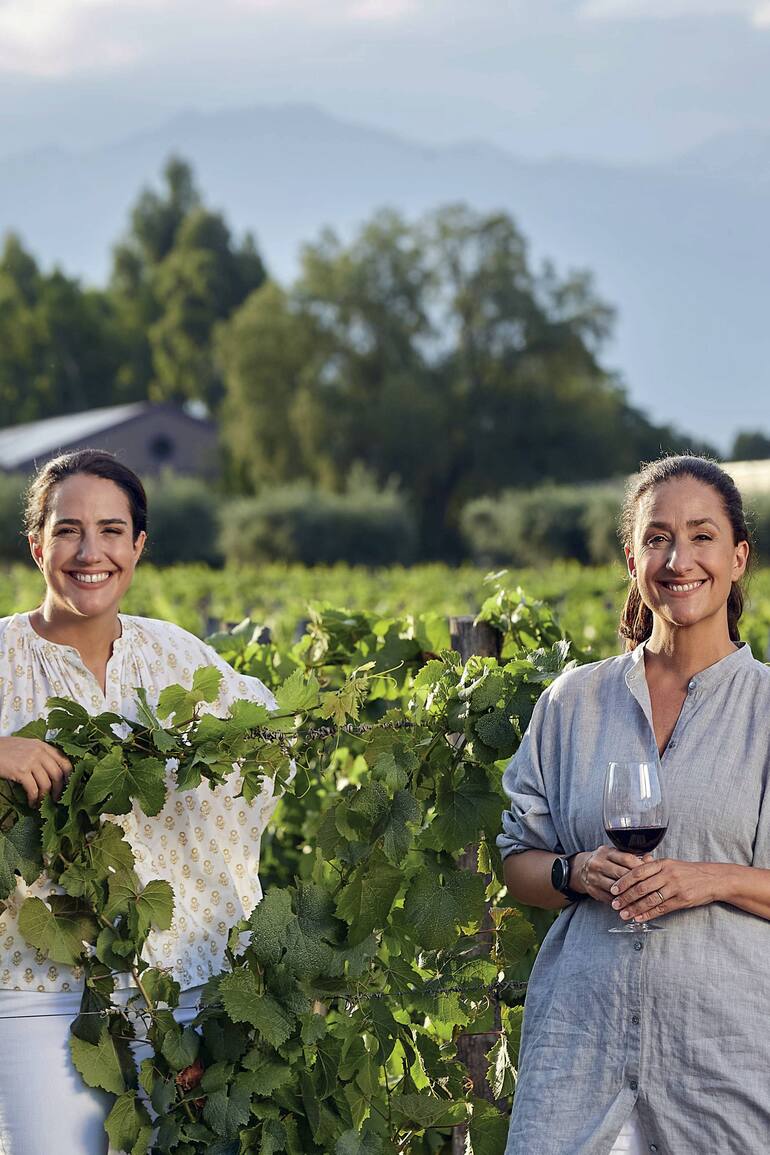 "Somos un equipo": Sofía y Lucila Pescarmona en la bodega Lagarde.