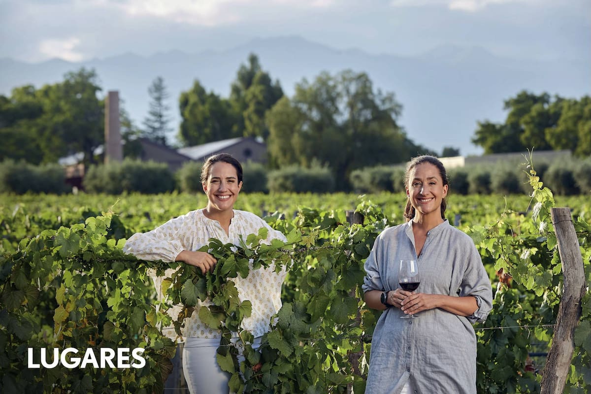 "Somos un equipo": Sofía y Lucila Pescarmona en la bodega Lagarde.