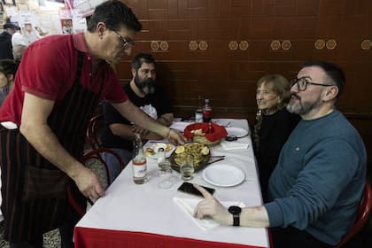 "Somos una empresa familiar con 70 años en esta cantina. Hay clientes que venían de solteros y ahora son abuelos y vienen con los nietos"