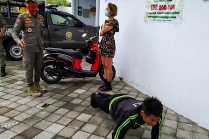 Son 50 lagartijas por no usar cubrebocas y 15 por usarlo de manera incorrecta