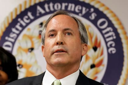 Son acusados de fraude electoral por presunta entrega ilegal de boletas por correo para favorecer a una candidata, según Ken Paxton