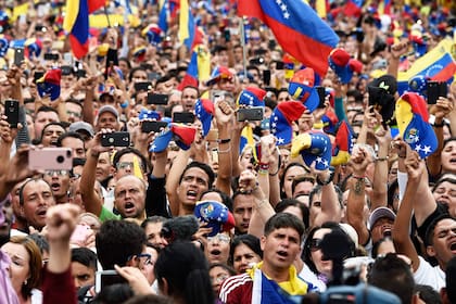 Son al menos 14 los muertos en las protestas contra Nicolás Maduro