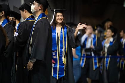 Son cada vez más los latinos que tienen títulos superiores.
