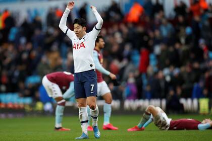 Son celebra el gol que le dio el triunfo a Tottenham en el último minuto del partido ante Aston Villa