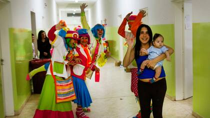 Son cerca de 20 los payasos que recorren los pasillos del hospital Federico Falcón cantando y tocando instrumentos musicales para levantarle el ánimo a los chicos