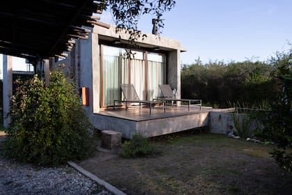 Son cuatro cabañas amplias y luminosas, con grandes ventanales y un estilo rústico contemporáneo que combina piedra de la zona, madera y detalles cálidos
