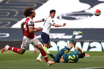 Son define para marcar el 1-1 parcial ante la impotencia de David Luiz. Tottenham se quedó con el derbi del norte de Londres contra Arsenal. Era un partido clave en la pelea por un lugar en la Europa League