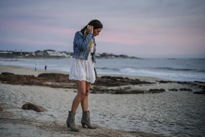 Son el must de esta temporada esteña; su versión diurna las acompaña con shorts o vestidos túnica