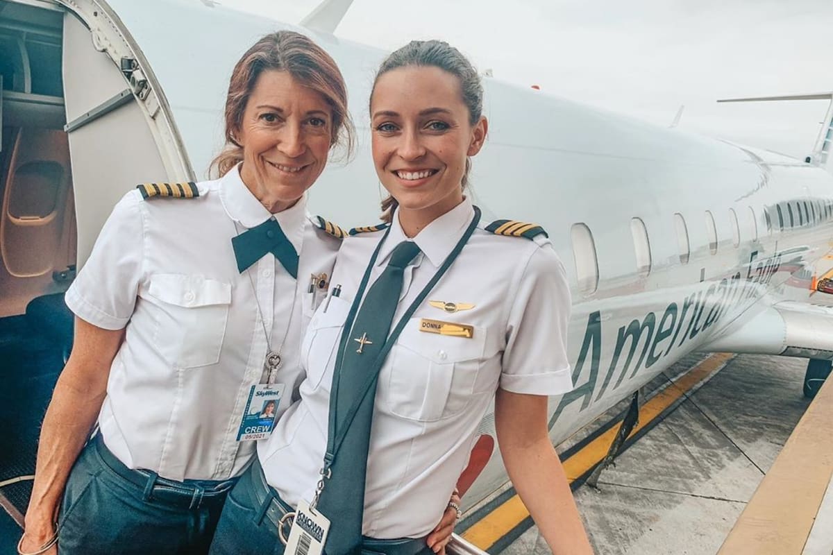 Son el primer dúo de madre e hija en pilotear juntas un avión