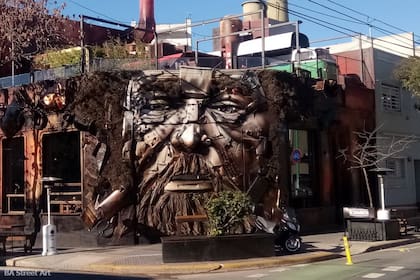 Son espacios que se integran con el exterior y que, con un buen diseño, no pasan desapercibidos ante los ojos de los comensales; la tendencia es complementarlos con una propuesta similar enfrente; los casos