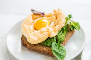 Nube de huevos. Cómo preparar esta versión y sorprender en el desayuno