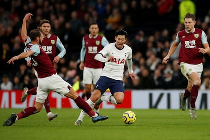 Son fue de un área a la otra para definir con clase y marcar un golazo, el tercero en el 5-0 de Totthenham sobre Burnley