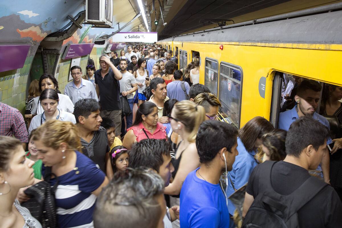 Son habituales las quejas por la baja frecuencia y el mal estado de las estaciones y de los coches; es la única línea sin aire acondicionado; la Ciudad promete una inversión récord