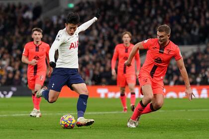 Son Heung-min anota el tercer gol del Tottenham en partido de la Liga Premier ante Norwich City, en el estadio Tottenham Hotspur de Londres, el domingo 5 de diciembre de 2021. (Adam Davy/PA vía AP)
