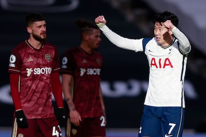 Heung-Min Son festeja el segundo gol del Tottenham frente al Leeds, luego de una asistencia de Harry Kane.