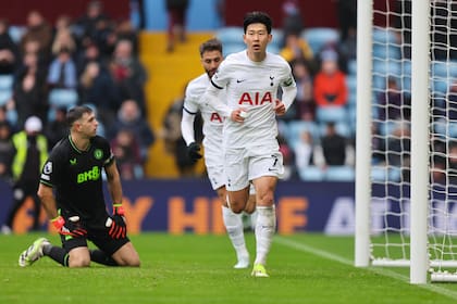 Son Heung-Min festeja el tercer gol de Tottenham y lo sufre Dibu Martínez .(Photo by James Baylis - AMA/Getty Images)
