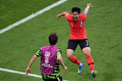 Son Heung-Min festeja su gol frente a Alemania