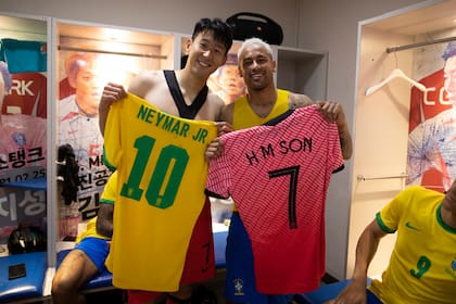 Son Heung-Min y Neymar intercambian camisetas luego del amistoso Corea del Sur-Brasil