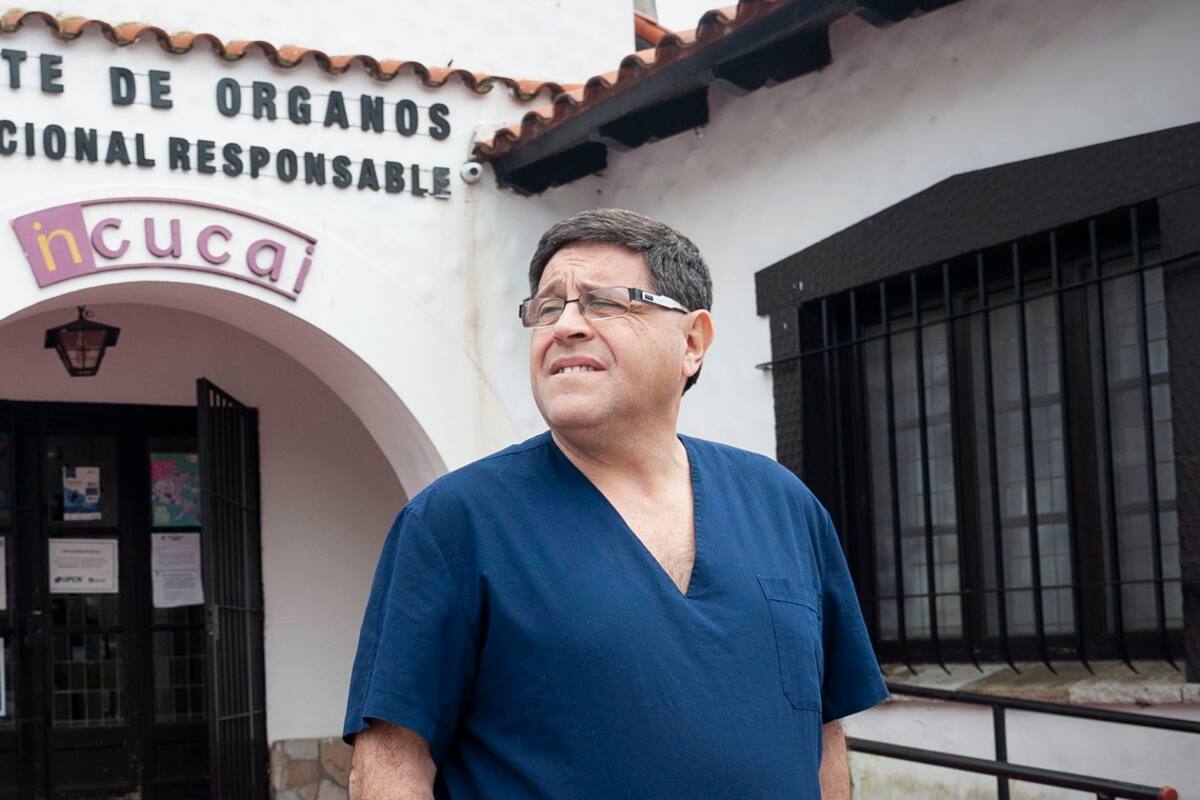 Son la pieza clave para que el sistema de procuración de órganos funcione; desde una oficina en el Incucai, Juan Carlos Troncoso coordina con la precisión de un estratega los operativos del país