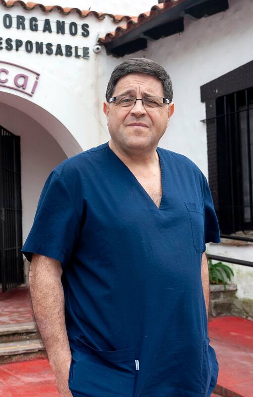 Son la pieza clave para que el sistema de procuración de órganos funcione; desde una oficina en el Incucai, Juan Carlos Troncoso coordina con la precisión de un estratega los operativos del país