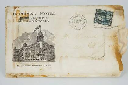 Son los objetos personales, algunos conservados en el interior de bolsas, los que cuentan las historias de los muertos