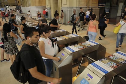 Son los pasajeros que hicieron combinaciones entre varios medios de transporte y pagaron con Red SUBE o que recibieron descuentos a través de la Tarifa Social