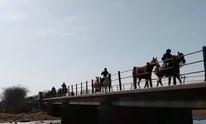 Son más de 250 kilómetros, por eso cada jinete viaja con otro caballo de tiro para ir intercambiando durante la travesía