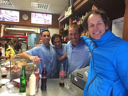 Son muchos los deportistas, políticas y famosos que han pasado por el bar, como Santiago Lange.