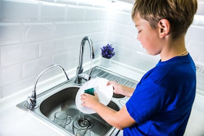 Son muchos los jóvenes que ayudan en las tareas del hogar