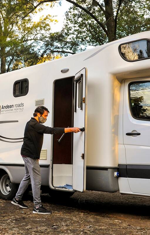 Son muchos los que planifican su tiempo de ocio previendo desplazamientos mínimos y espacios de encuentro familiar; los alquileres de motorhome y de quintas experimentan por estos días una demanda inusual
