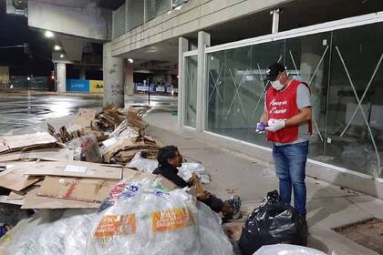 Son muy pocos voluntarios de Amigos en el Camino los que salen a las recorridas por la cuarentena obligatoria y tuvieron que reforzar las medidas de prevención.