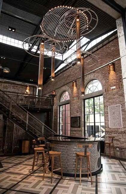 Son patios de comida que se desarrollan en viejas edificaciones con valor patrimonial; buscan generar una experiencia multisensorial