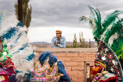 Son pocos los que participan sin disfraz, omo curiosos.