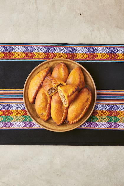 “Son recetas que la gente puede hacer en 30 minutos, y que no son difíciles; la idea es que se puedan hacer en cualquier parte del mundo”, explica el chef peruano en esta guía de recetas latinoamericanas.