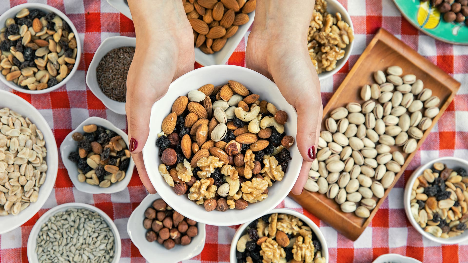 Son ricos en grasas saludables, como omega 3 y omega 6, proteínas y fibra