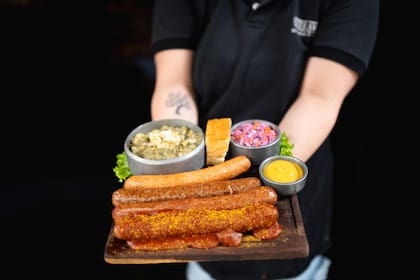 Son salchichas precocidas, que al pasar por esta última instancia de cocción se ponen crujientes por fuera. En Alemania es típico comerlas al plato