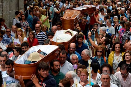 Son seis los ataúdes que circulan cada 29 de julio por las calles de Nieves