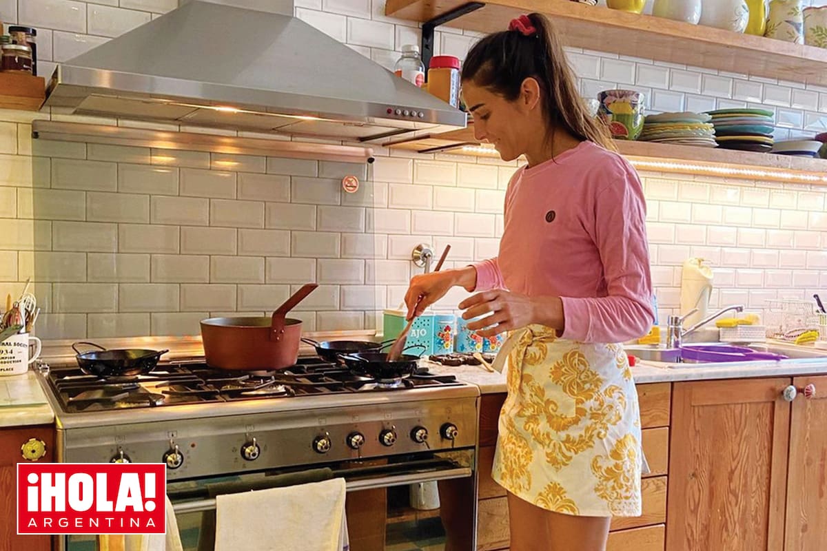 Son tiempos de cambio para Juana, que tomó con éxito la posta de su abuela Mirtha en su emblemático programa, está enamorada de Agustín Goldenhorn, con el que suenan cada vez más fuerte los rumores de casamiento; su hija mayor, Ámbar (19), dejó el nido materno para instalarse en París... Y ahora planea mudarse y dejar la casa en la que vive desde hace unos siete años con sus hijos, Silvestre y Alí Valenzuela.