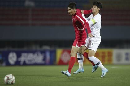 Son trata de superar la marca de un rival, que lo contiene con el brazo muy arriba