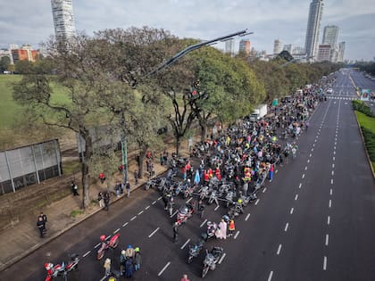 Son varias las personas que participan, desde pilotos hasta voluntarios