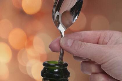 Son varias las teorías que postulan la efectividad de la cuchara como elemento que ralentiza la pérdida del CO2 disuelto en las bebidas