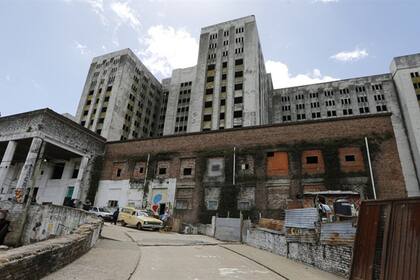 Son vecinos de la manzana 27 bis que residen en un entorno insalubre y todavía negocian con la Ciudad su traslado