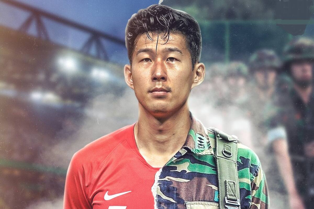 Son y una ilustración que simboliza su realidad: mitad futbolista, mitad soldado en servicio militar