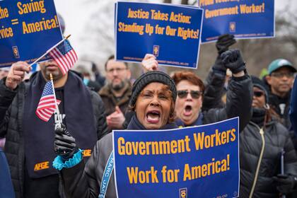 Sona Anderson, de San Diego, durante una protesta en apoyo a los funcionarios públicos y contra las políticas del presidente estadounidense Donald Trump y el multimillonario Elon Musk, afuera del Capitolio, en Washington, el martes 11 de febrero de 2025